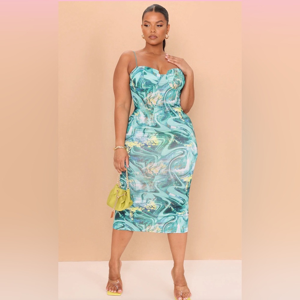 PRETTY LITTLE THING  Plus Green Swirl Crinkle Rib Cup Detail Midi Dress Size: 22